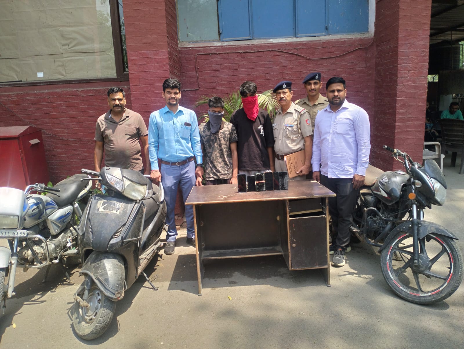 चंडीगढ़ पुलिस ने विशेष अभियान के दौरान स्नैचिंग और वाहन चोरी के मामलों में दो युवकों को गिरफ्तार किया